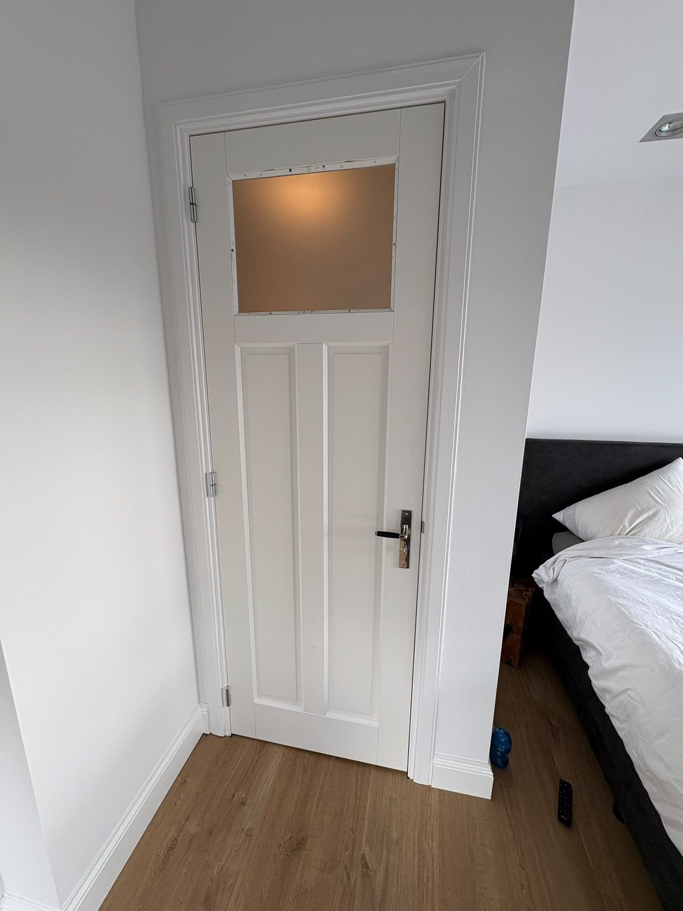 Stompe deur met glas slaapkamer