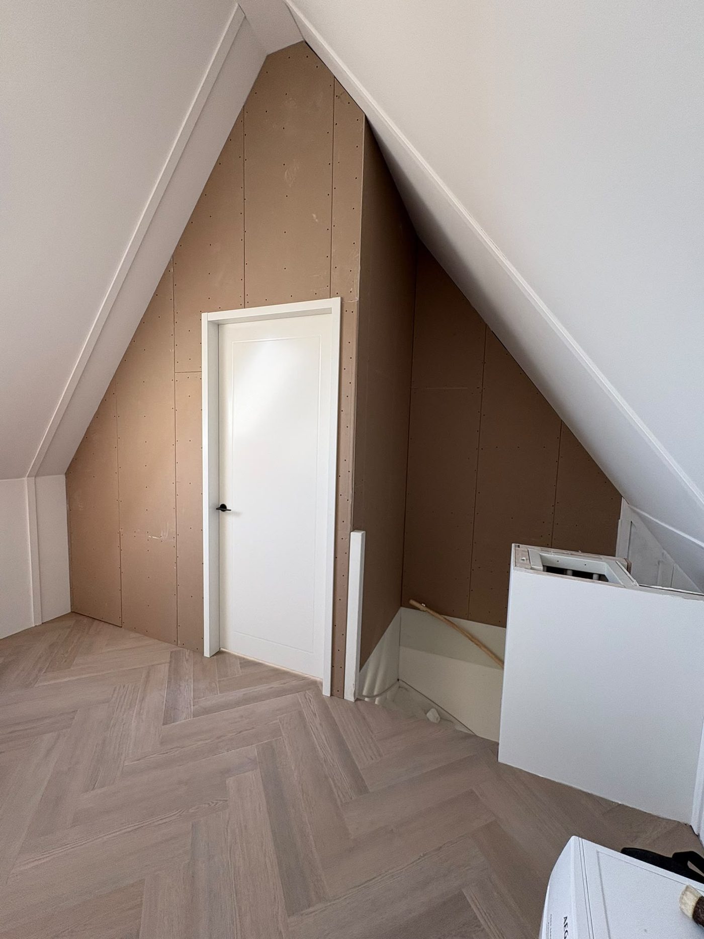 Kapconstructie met deur onder schuine wand