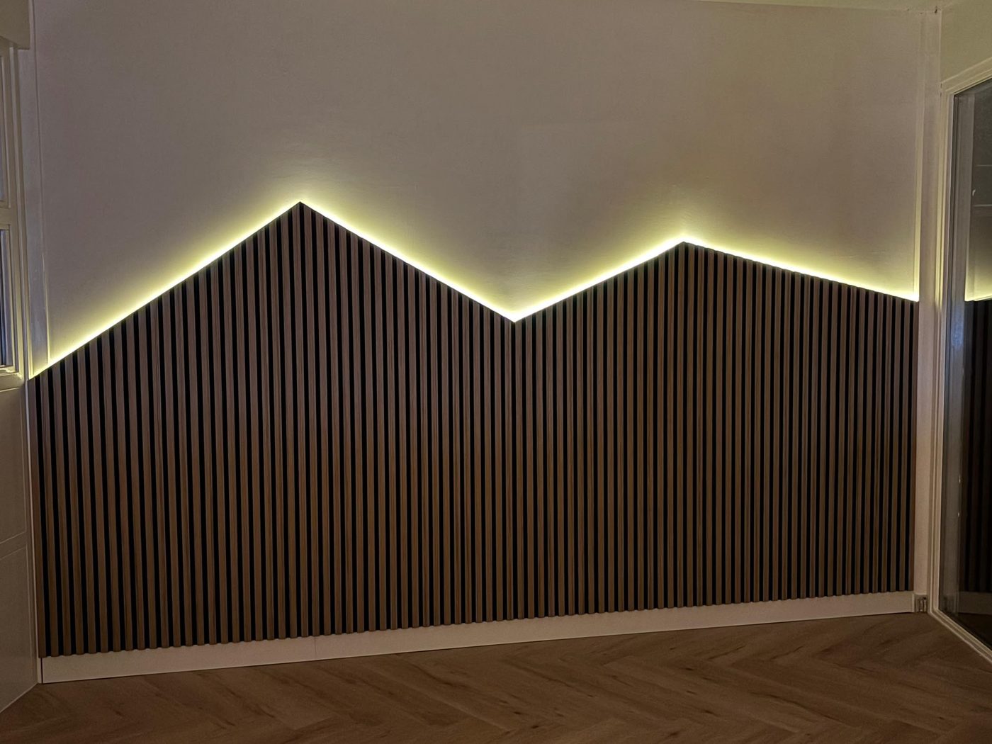 Paneelwand hal met kapstok en spiegel