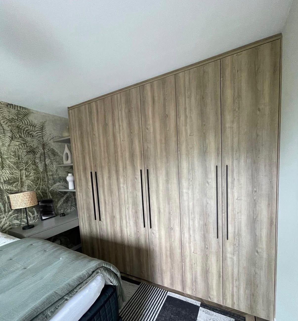 Kast op maat met houtlook deuren