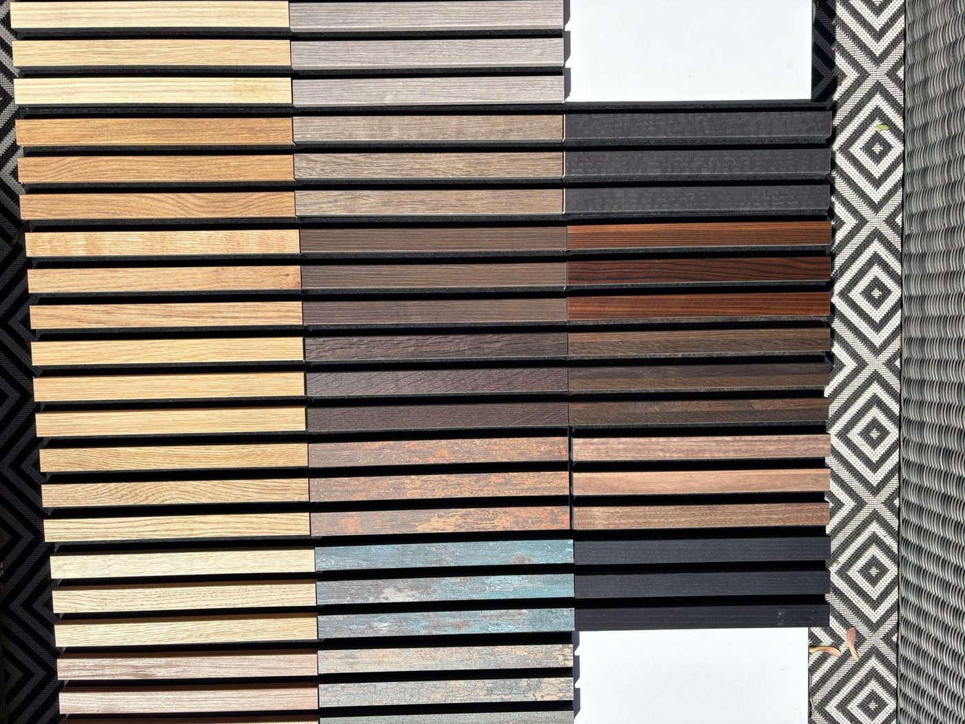 Paneelwand met zigzag en sfeerverlichting